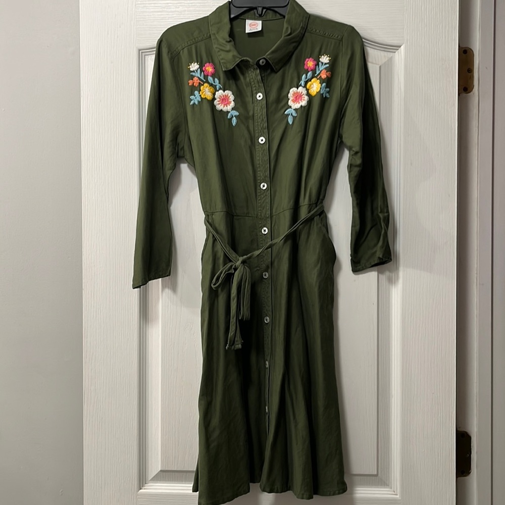 Wonder Nation green long sleeve dress with embroidered flowers